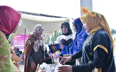 Menumbuhkan Kesadaran Kritis Perempuan melalui Koperasi